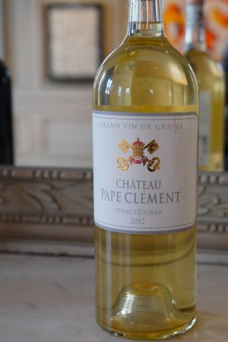 Bordeaux, Aquitaine France - 02 28 2022: Chateau Pape Clement metni ve Pessac Bordeaux şehrinin ünlü şarap şatosu üzerine imzası