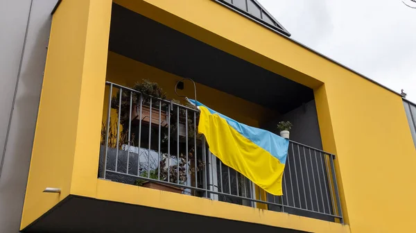 Ukraina Flaga Niebieski Żółty Dom Okna Apartament Balkon — Zdjęcie stockowe