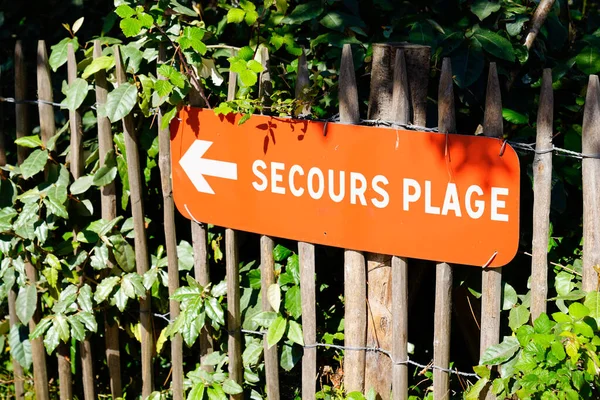 Arrow Road Sign Indicates Lifeguard Station Beach French Text Means — Stock Photo, Image