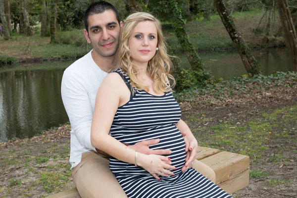 Donna Incinta Uomo Abbraccio Nel Parco Lato Fiume Coppia All — Foto Stock