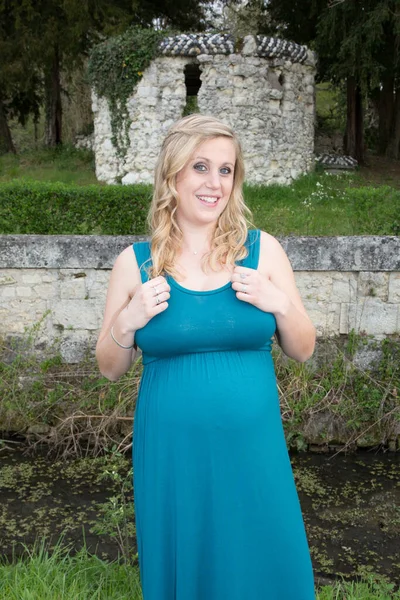 Buik Zwangere Vrouw Blauw Jurk Outdoor Park Tuin Zwangerschap — Stockfoto