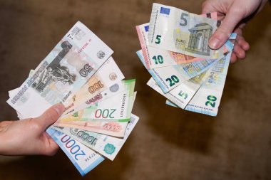 Bordeaux, Aquitaine France - 03 03 03 2022: Euro russia, Rus ekonomisine uygulanan yaptırımları Avrupa para birimi rublesine çevirdi