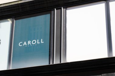 Bordeaux, Aquitaine France - 03 07 2022: Caroll logosu moda giyim mağazası kadınlar için caddedeki Fransız mağazası