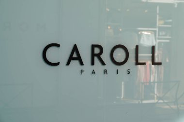 Bordeaux, Aquitaine France - 03 07 2022: Caroll Paris işaret logosu ve giyim mağazası Fransız moda dükkanının marka metni