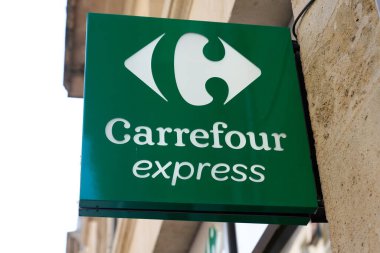Bordeaux, Aquitaine France - 03 07 2022: Carrefour Express logosu ve ön cephedeki süpermarket marka mağazasında metin imzası