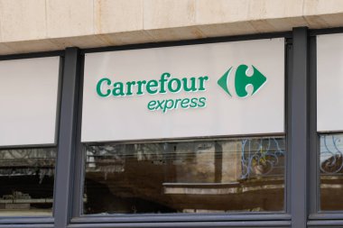 Bordeaux, Aquitaine France - 03 07 2022: Carrefour Express market logosu ve mağaza Fransız bakkal perakendecisinde metin imzası