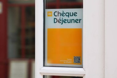 Bordeaux, Aquitaine France - 03 07 2022: çek dejeuner logosu ve ön kapıdaki pencere ön tarafındaki restorana giriş işareti