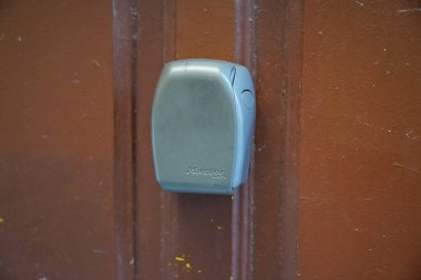 Bordeaux, Aquitaine France - 03 07 2022: Ev kapısı Wall Lock kutusuna metin işareti ve marka logosuyla ana kilit