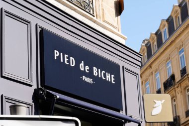 Bordeaux, Aquitaine France - 03 07 2022: pied de biche Paris logosu ve moda ayakkabıları mağazasının duvarındaki yazı tabelası