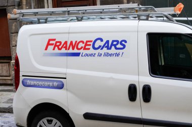 Bordeaux, Aquitaine France - 03 07 2022: Francecars logo etiketi ve Fransa araba kiralama acentesinin kiralık kamyonet paneli tarafında metin işareti