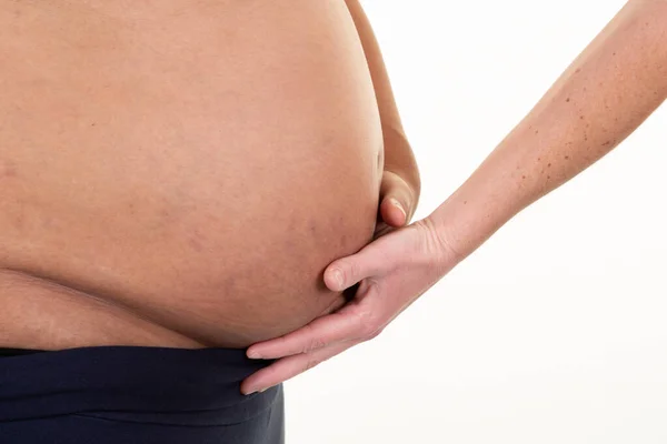 男子高加索白人触摸非洲裔美国孕妇腹部 — 图库照片