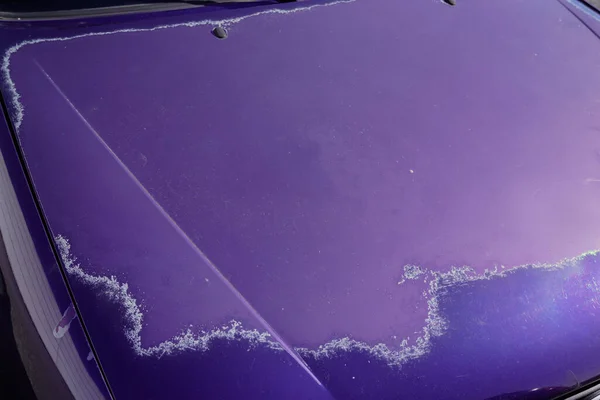 Violette Motorhaube Mit Abgewetzter Blauer Farbe Verblasst Durch Sonne Und — Stockfoto
