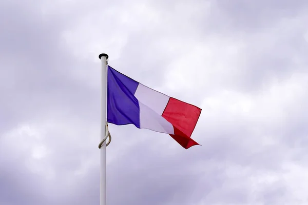 Французские Триколоры Синий Белый Красный Флаг Размахивая Фронтом Облачном Небе — стоковое фото