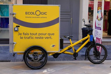 Bordeaux, Aquitaine France - 03 12 2022: la poste bike French postanesi damgası ve ekolojik elektrikli aracın üzerindeki metin logosu