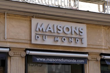 Bordeaux, Aquitaine France - 03 12 2022: maisons du monde logosu ve mağaza mobilya mağazası Fransız dekorasyon zinciri üzerindeki metin işareti
