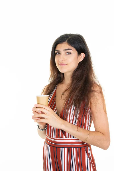 Młoda Kobieta Gorącym Kubkiem Brązowy Karton Zabrać Kawy Dziewczyna Gorący — Zdjęcie stockowe