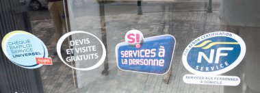 Bordeaux, Aquitaine France - 03 12 2022: hizmet a la personne logo CESU marka ve nf servis sertifikası tabelası metni Fransızca, kişisel hizmet ajansı ve evrensel hizmet istihdam anlamına gelir