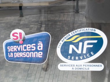 Bordeaux, Aquitaine France - 03 12 2022: hizmet a la personne logo brand and nf service afnor sertifika metni Fransızca 