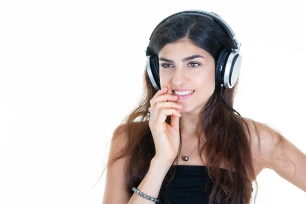 Souriant Femme Heureuse Écoutant Musique Avec Écouteurs Musique — Photo