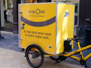 Bordeaux, Aquitaine France - 03: 12 2022: la poste bike electric logo ve Fransa 'nın Fransa şehrindeki postanenin metin işareti