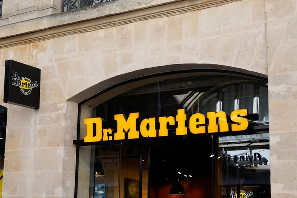 Bordeaux, Aquitaine France - 03 12 2022: Dr Martens logo markası ve mağaza ayakkabıları giyim mağazasının önündeki ön cephe