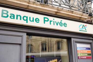 Bordeaux, Aquitaine France - 03 12 2022: ca banque privee credit agricole logo işareti ve banka özel fransız ajansı tabela ofis duvarının marka metni