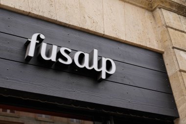 Bordeaux, Aquitaine France - 03: 20 2022: Fusalp logo markası ve Fransız alplerinde kayak yapmak için kullanılan kış kıyafetleri mağazasının ön cephesi