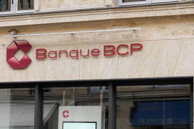 Bordeaux, Aquitaine France - 03 12 2022: Bcp Banque de Commerce et de Placements metin ve marka logosu duvar önü Portekiz banka bürosu