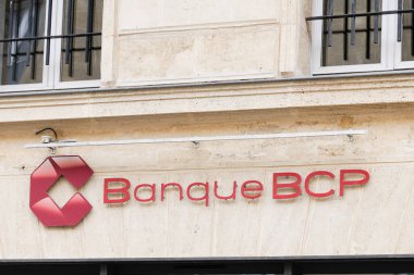 Bordeaux, Aquitaine France - 03 12 2022: bcp Banque bcp metin imzası ve ofis bankasının önündeki logo