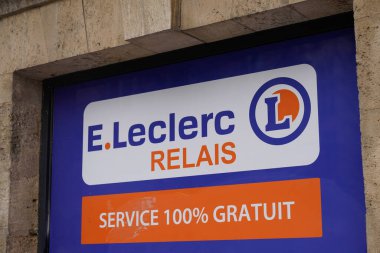 Bordeaux, Aquitaine France - 03: 20 2022: E.leclerc relais orange logo cephe ve süpermarket binasının duvarındaki yazı tabelası