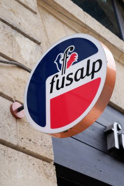 Bordeaux, Aquitaine France - 03: 20 2022: Fusalp amblemi aslında kayak yapmak için kullanılan kışlık giyim mağazasının Fransız giyim mağazasının etrafında.