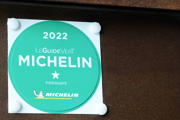 ボルドー アキテーヌフランス 2022 ミシュランガイド変換2022良い場所観光のために出版されたフランス語ガイド本のロゴのサインと緑のテキストブランド — ストック写真