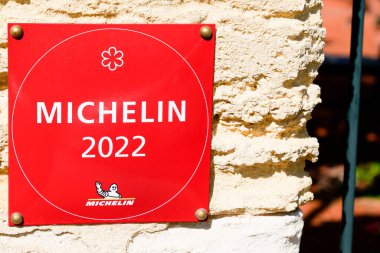 Bordeaux, Aquitaine France - 03: 20 2022: Michelin Restoranı 2022 Logosu İyi Yer İçin Kırmızı Rehber Kitabı