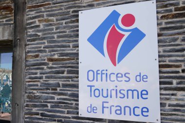 Bordeaux, Aquitaine France - 03: 20 2022: Office de Tourisme France logosu ve duvar önü binasındaki marka metni Fransızca turizm bilgi merkezi anlamına geliyor