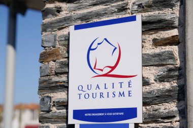 Bordeaux, Aquitaine France - 03: 20 2022: Qualite Turizm logosu markası ve Fransa 'nın Turizm Kalitesi konukseverlik etiketi
