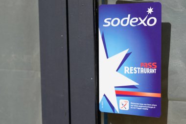 Bordeaux, Aquitaine France - 03: 20 2022: Sodexo marka logo ve bar kapısı restoran girişinin önündeki metin