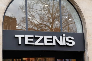 Bordeaux, Aquitaine France - 03: 20 2022: Tezenis mağazası logosu, Calzedonia 'ya ait İtalyan kadın moda markasının ön yüzü