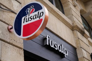 Bordeaux, Aquitaine France - 03: 20 2022: Fusalp logosu markası ve kışın giydiği kayak kıyafetleri mağazasının önündeki işaret cephesi