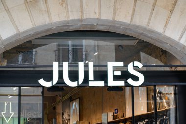 Bordeaux, Aquitaine France - 03: 20 2022: Jules Logo markalı çocuklar ve ön cephedeki adam moda perakendecisi adam kıyafetleri