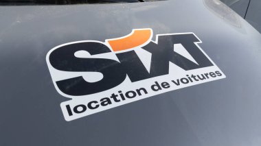 Bordeaux, Aquitaine France - 03 22 2022: Araba Kiralama amblemi ve panelvan kirası üzerindeki marka metni