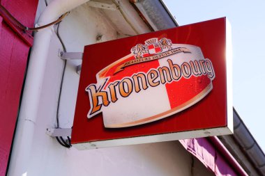 Bordeaux, Aquitaine France - 03: 20 2022: Kronenbourg logo marka bira ve ön cephedeki bar restoranının duvar girişinde yazı
