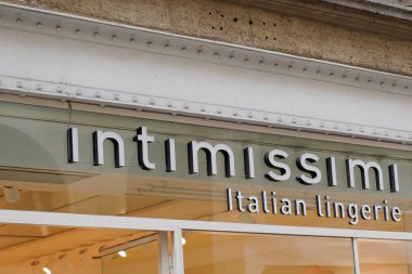 Bordeaux, Aquitaine France - 03: 20 2022: intimissimi mağaza logosu ve İtalyan iç çamaşırı kadın iç çamaşırı markası.