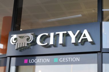 Bordeaux, Aquitaine France - 03 27 2022: citya mobilier tabelasının logosu ve emlak acentesi komisyoncusunun ön cephesi