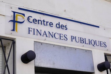 Bordeaux, Aquitaine France - 03 27 2022: Fransız kamu maliyesinin kamu maliyesini ön cephe binasında logo işareti ile finanse ediyor