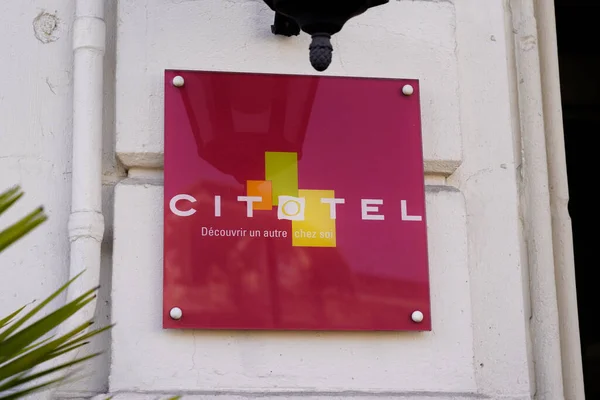 Bordeaux Aquitaine France 2022 Citotel Hotel Sign Text Purple Logo — Stock Photo, Image