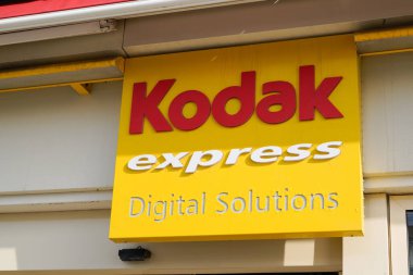 Bordeaux, Aquitaine France - 03 27 2022: Kodak Express dijital çözümler logosu ve fotoğraf ve diğer fotoğraf atölyeleri için metin dükkânı