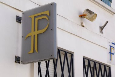 Bordeaux, Aquitaine France - 03 27 2022: Kamuya açık metin logo ajansının ofis binası ön cephesinde imza vergilerini finanse ediyor