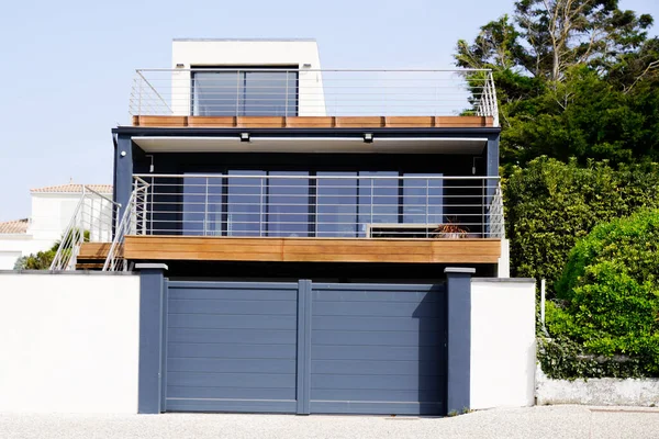 Alüminyum Modern Çelik Banliyö Evinin Yüksek Gri Kapı Tasarımı Portalı — Stok fotoğraf