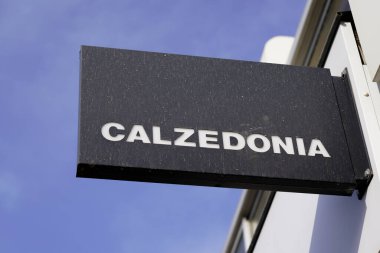 Bordeaux, Aquitaine France - 03 27 2022: Calzedonia mağazası İtalyan markası logosu ve iç çamaşırı üreticisi cephe işareti