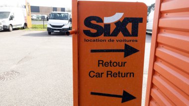 Bordeaux, Aquitaine France - 03 22 2022: Altı turuncu logo markası ve kiralık otomobil geri dönüş aracı